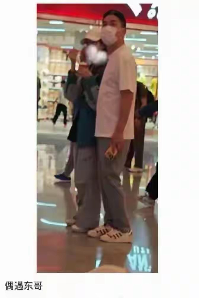 52岁刘强东陪妻逛优衣库！穿几十块白T恤，千亿大佬的幸福藏不住 ​​​