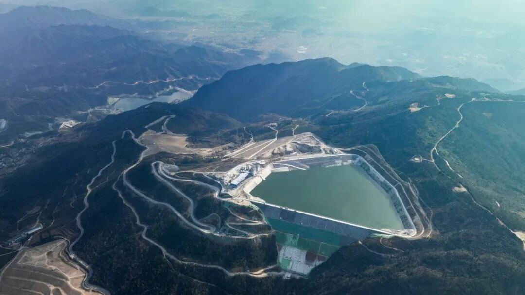 【中国单机容量最大抽水蓄能电站首台机组并网发电】记者25日从三峡集团获悉，当日，