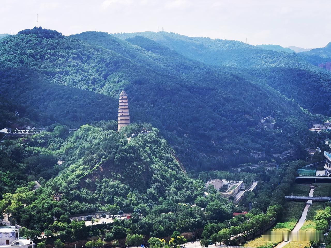 分享一张最近随手拍的照片圣地延安，宝塔山