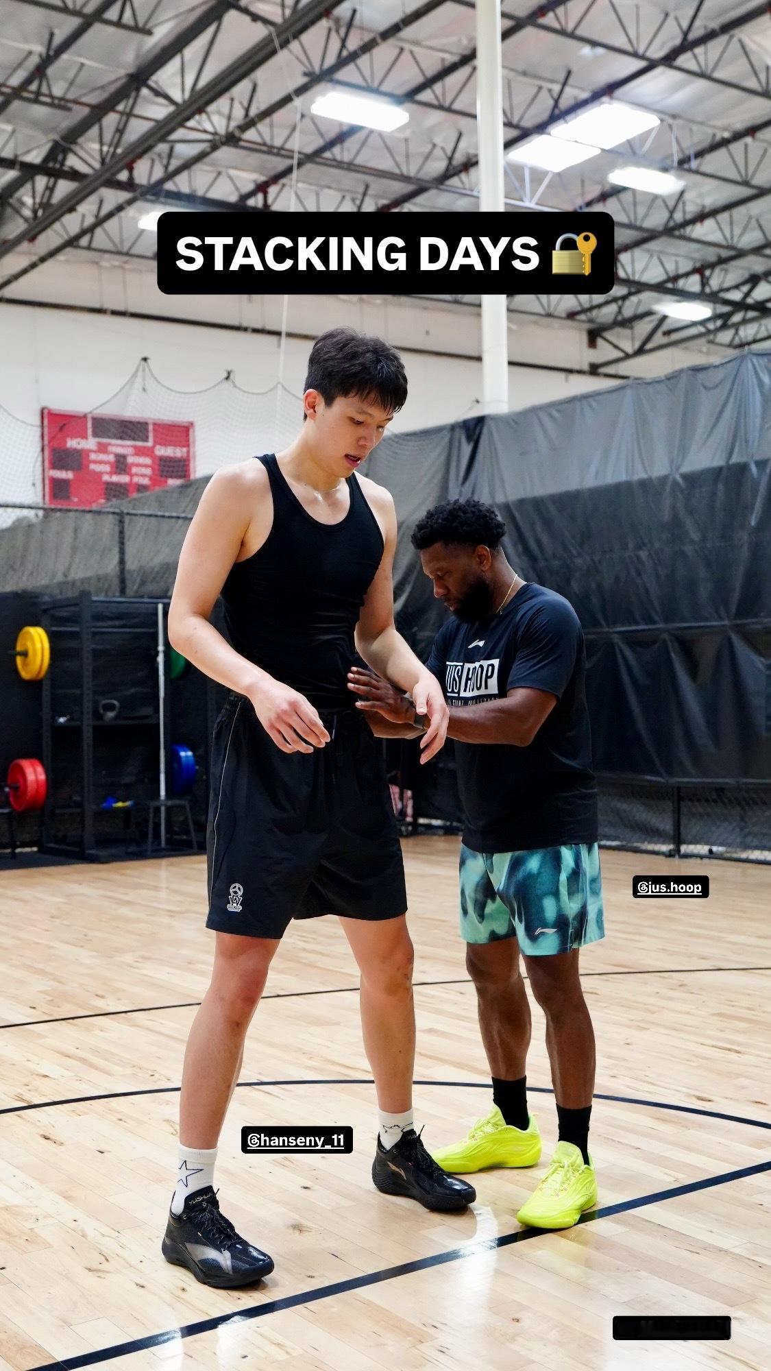 杨瀚森最近在跟着Chris Johnson训练 中国男篮