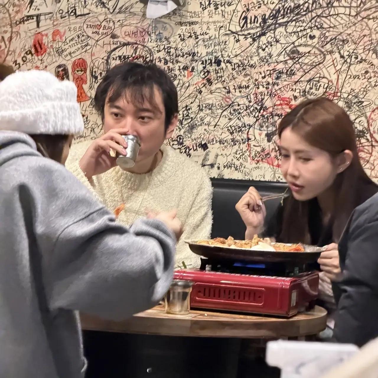 有网友在韩国偶遇王思聪，他和几个女生在吃烤肉！估计是去韩国看演唱会的，倒是不见他