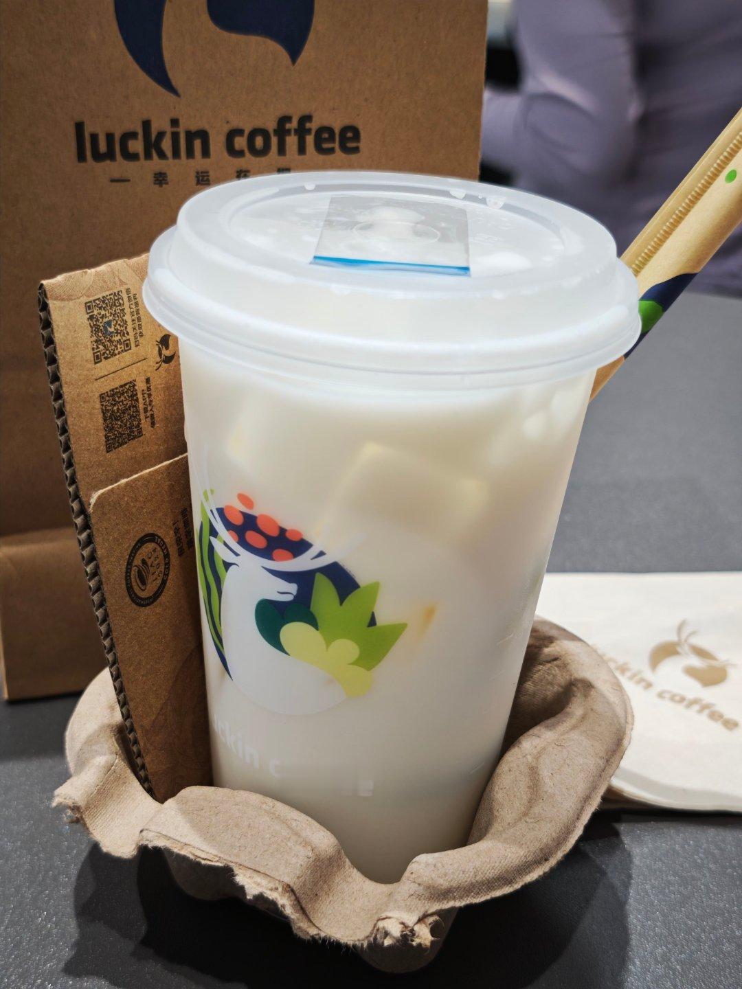奶茶狂魔鼠尾草 今天测评瑞幸的柠檬奶新品 鲜柠茉莉冰奶！整体而言会比别家的柠檬味