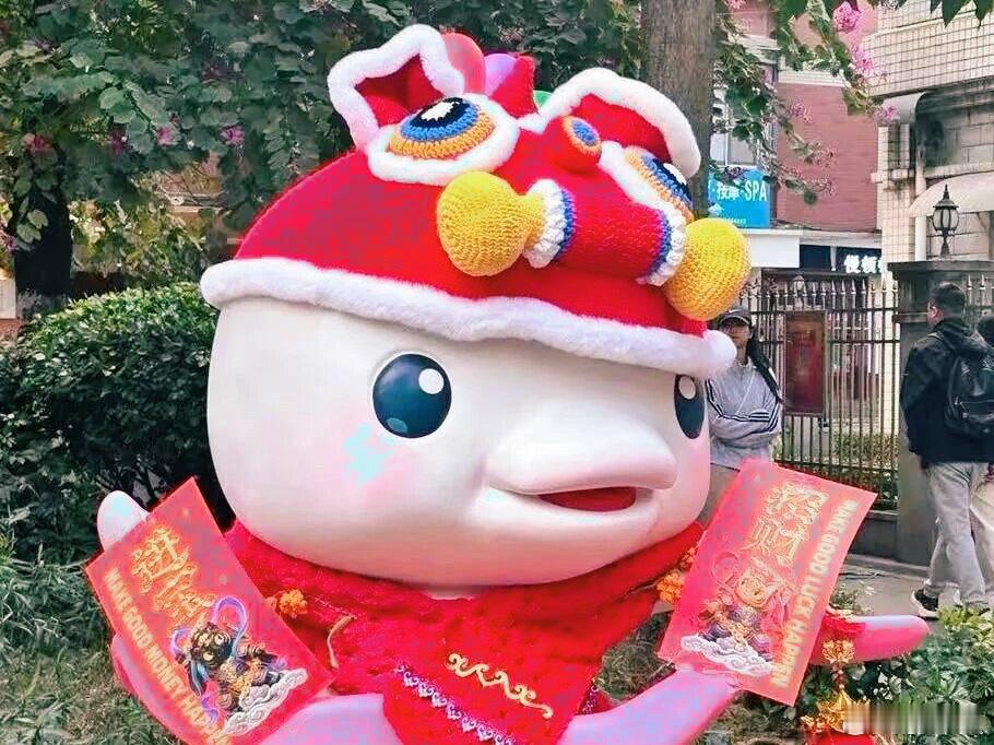 春节氛围拉满 “大湾鸡”换新装，六运小区“火”出圈啦！春节将至，天河“网红小区”