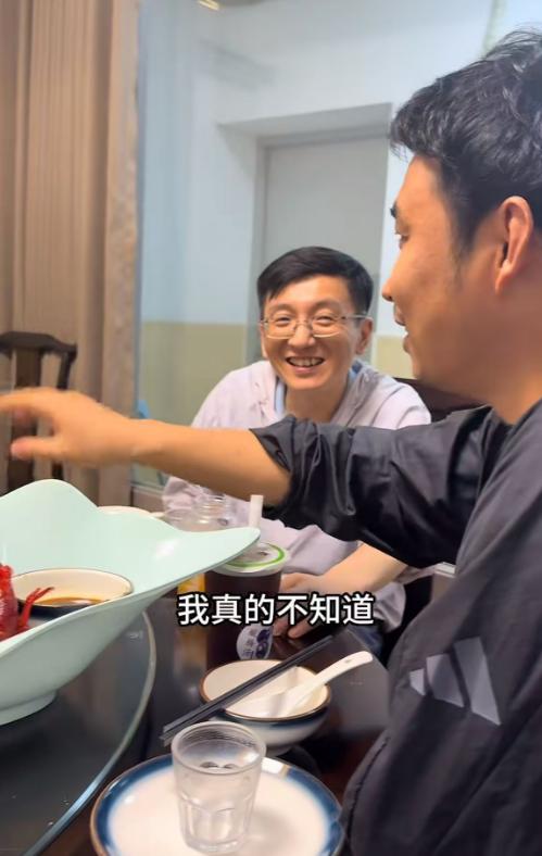 大曾子周末去见宝总，这次面前没有放面了，而是放的小龙虾！上次大曾子去参加活动，与