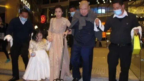 《刘銮雄一家亮相郑裕彤孙子婚礼：豪门盛事的社交缩影》 在一场奢华璀璨的...