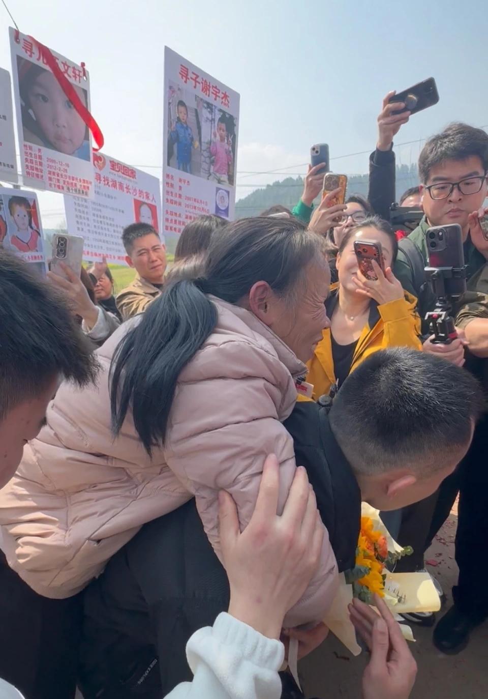 他1岁被人从聋哑妈妈怀里抢走，30年后回家，担心不被家里人欢迎，直到看到弟弟妹妹