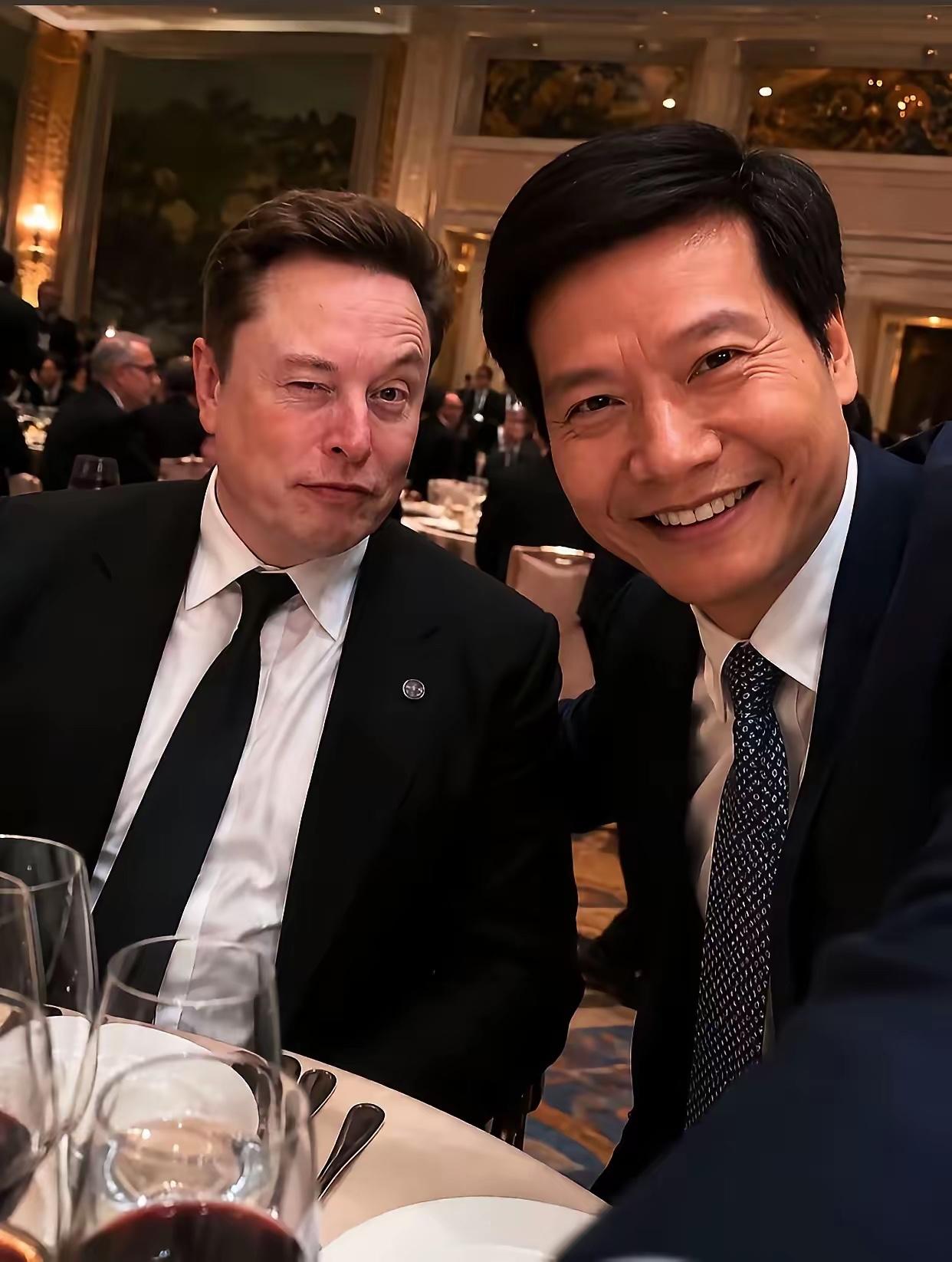 和雷军合影的人是谁？