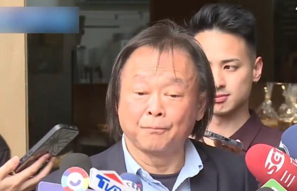 沈伯洋为了宣传打算印发很多姓名贴，然后贴到物品上面随处的发放，已达到提高他宣传的