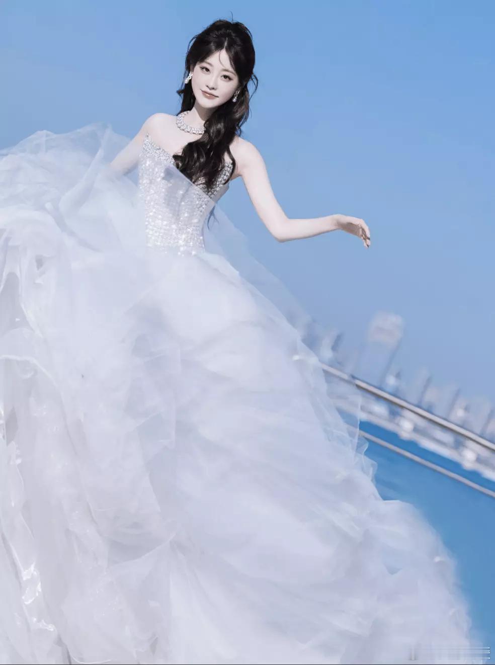 文亦娱乐祝绪丹白纱裙配墨镜造型甜酷兼具 游艇甲板上状态灵动自在 