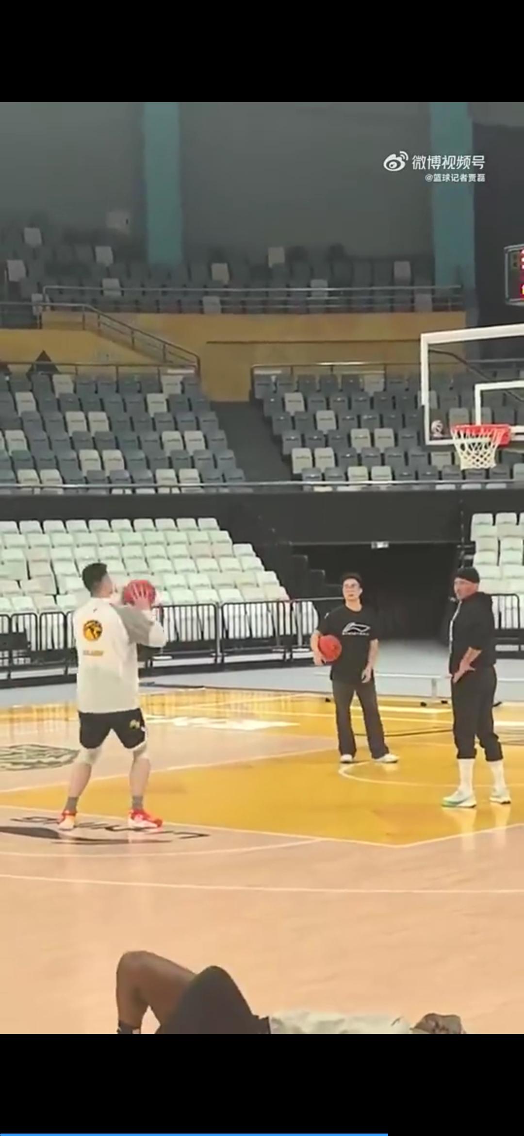 胡金秋感动王博，想连轴转都不行，必须强迫他休息几天

男篮国家队昨天回到北京就被