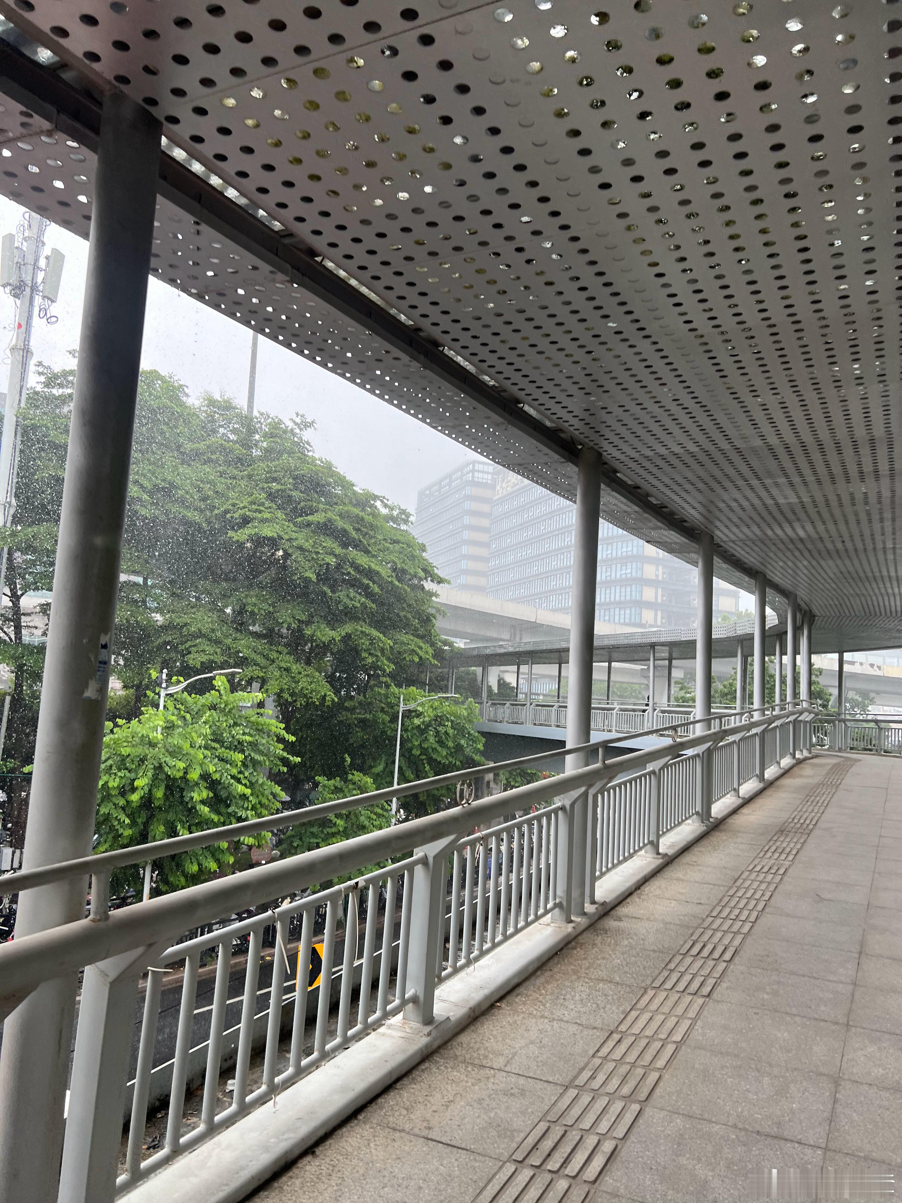 小区门口修了一条天桥直达地铁进站，我搬进来立马开通，妈妈再也不用担心我怎么淋雨了