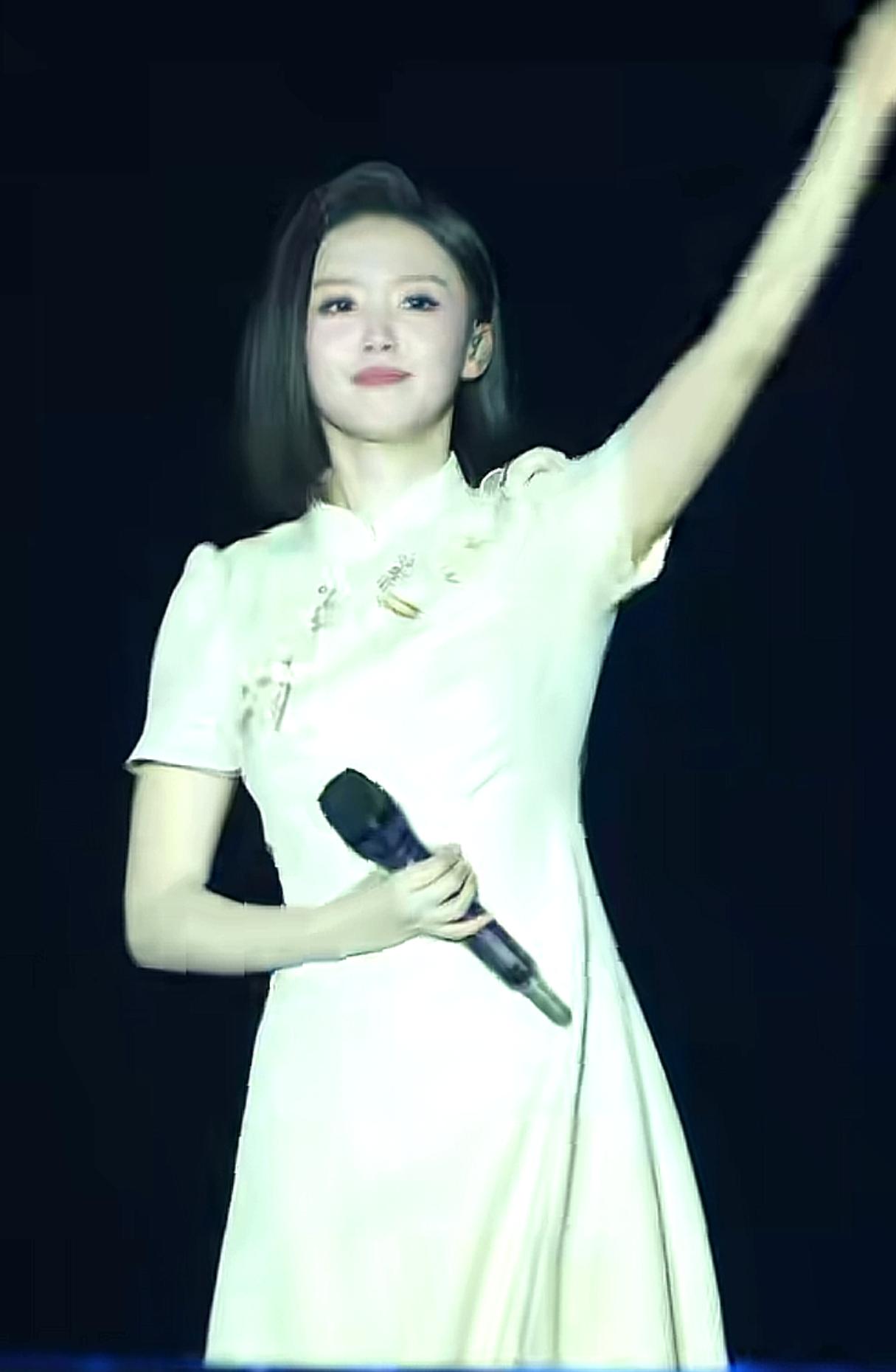 我还是那句话，徐子尧摆脱不了刀郎，她就不可能长久成功
如果从参加各种商业活动和演
