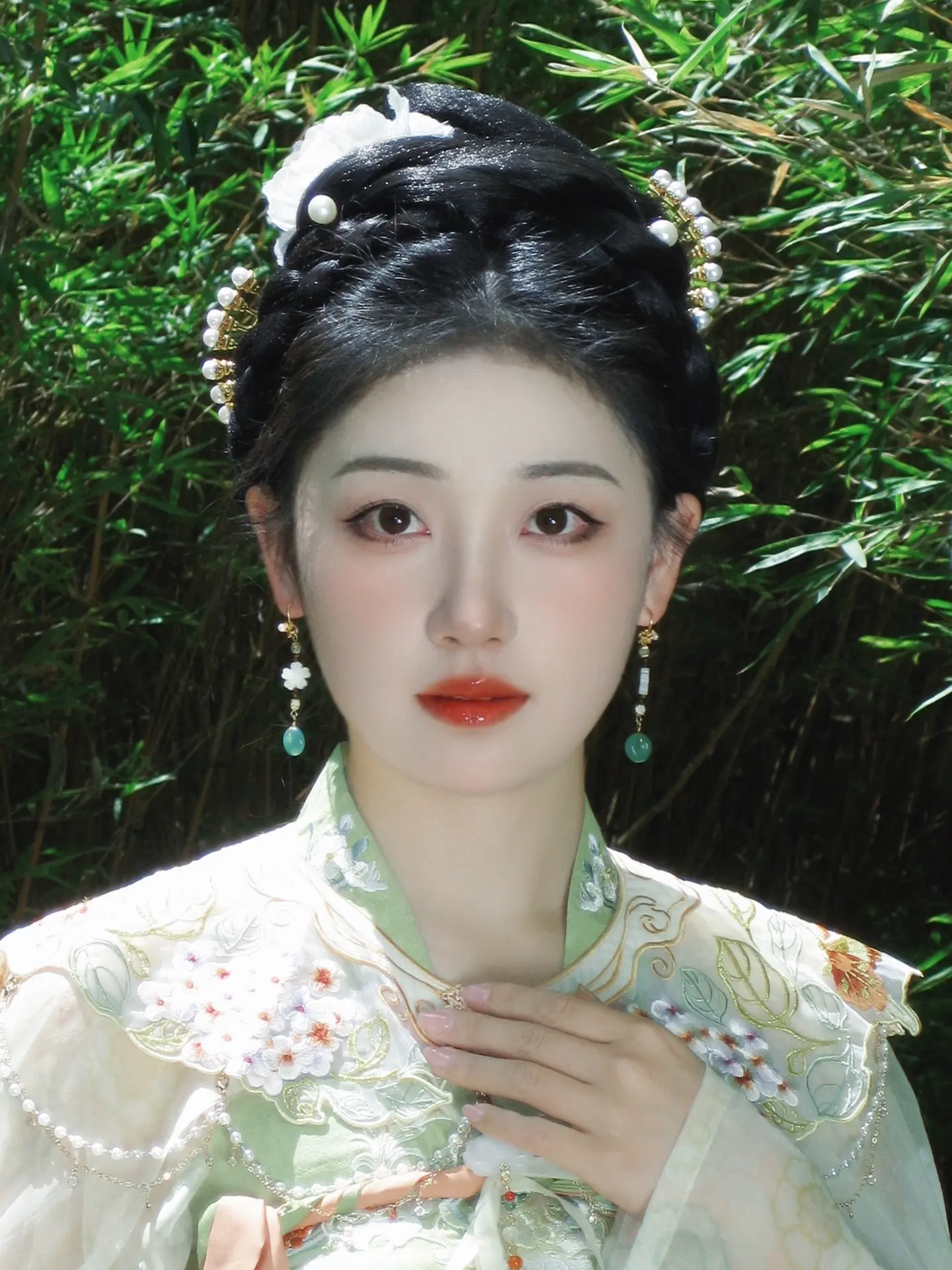 嫩黄初染绿初描，倚春娇，萦春绕。