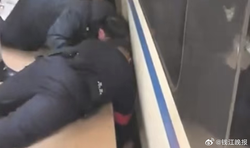 #乘警不到15秒将幼童从列车股道拉回#【不到15秒将幼童从列车股道拉回，杭州乘警
