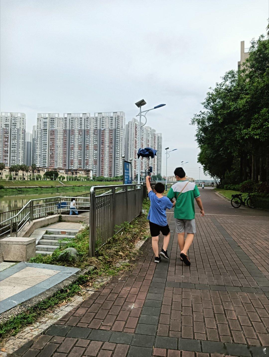 周六放假陪小孩在楼下散步去吃早餐！周一到周五他们都自己在家，没有电子产品两人一起