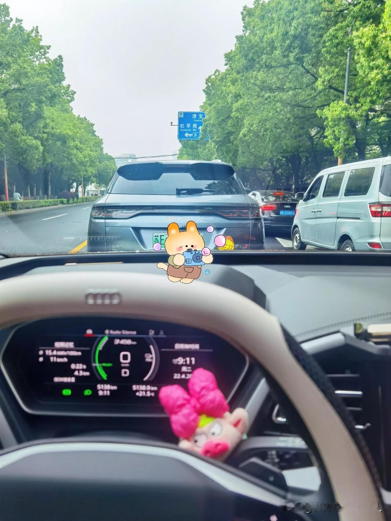 路上跟的新能源汽车刹车时尾灯不亮，仅刹停瞬间闪了一下，后续挪车也不亮，跟在后面超