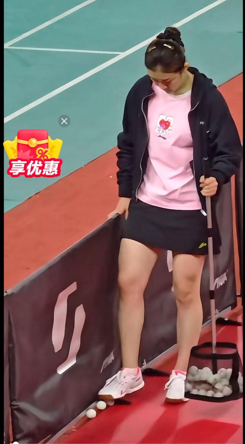 喜欢这爱笑的姑娘，打球风格也是沉稳大气，还是球场上更适合她，娱乐圈和时尚圈比不上
