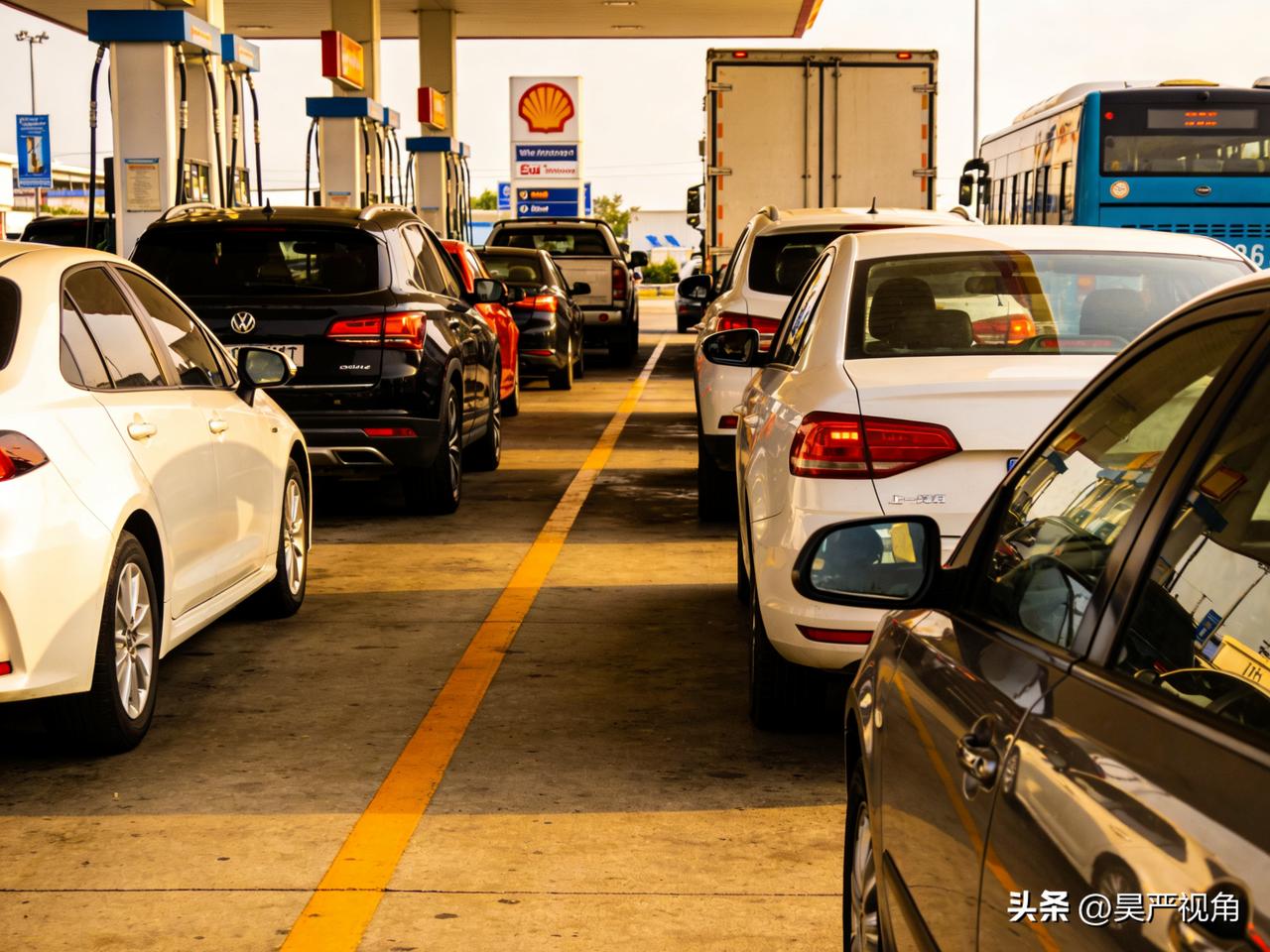 这几天大家都能感觉到，中东不太平，美以伊冲突又升级了，这事看着远，其实跟咱们开车