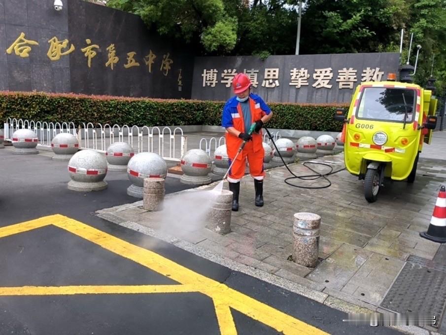 机械化精细化清扫全域道路，增派保洁人员定点值守、不间断巡回保洁，从路面清洁到环境