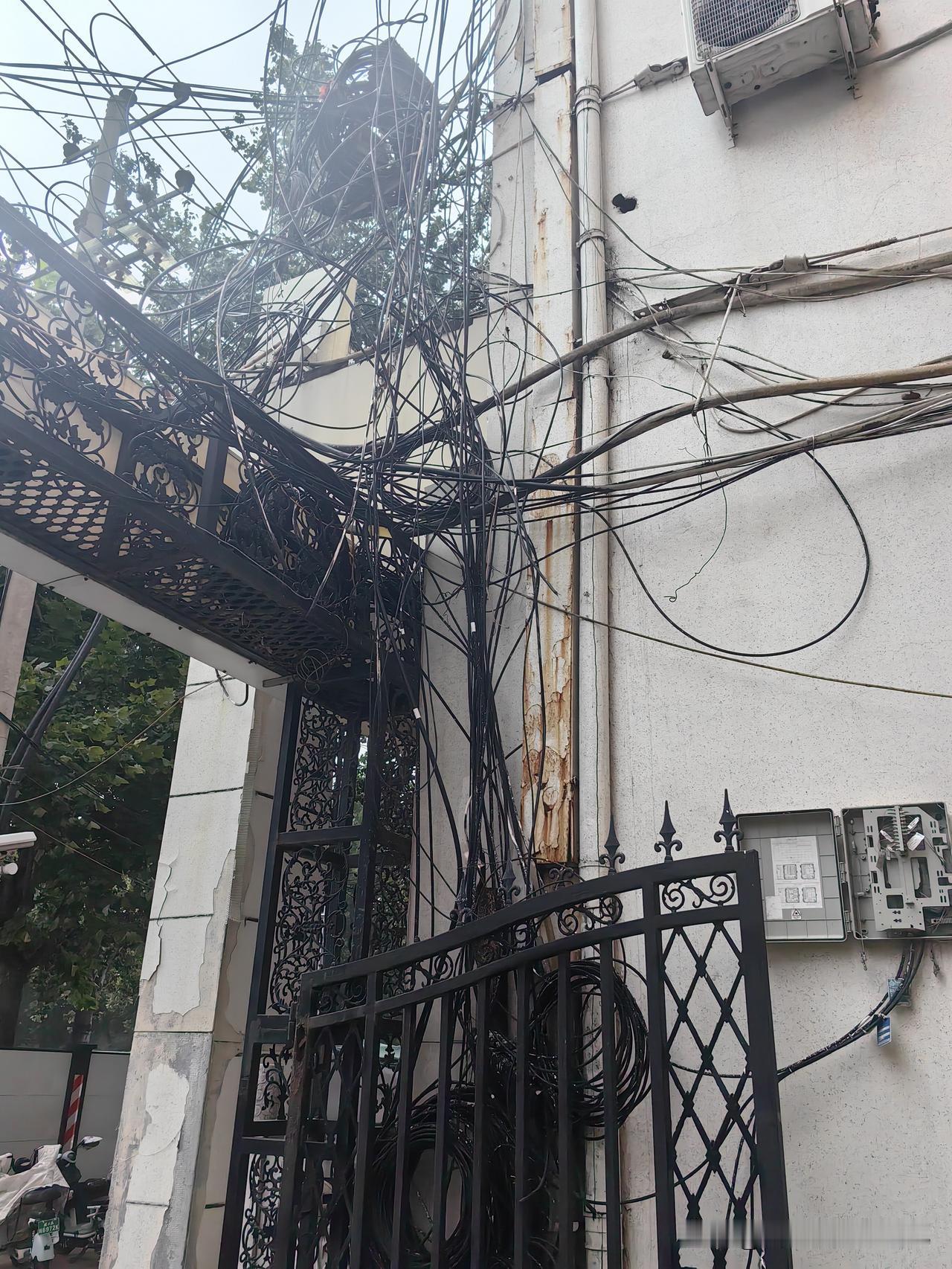 石家庄市长安区裕华东路与谈固西街交叉口北行100米路西，这里有多条线路错综复杂，
