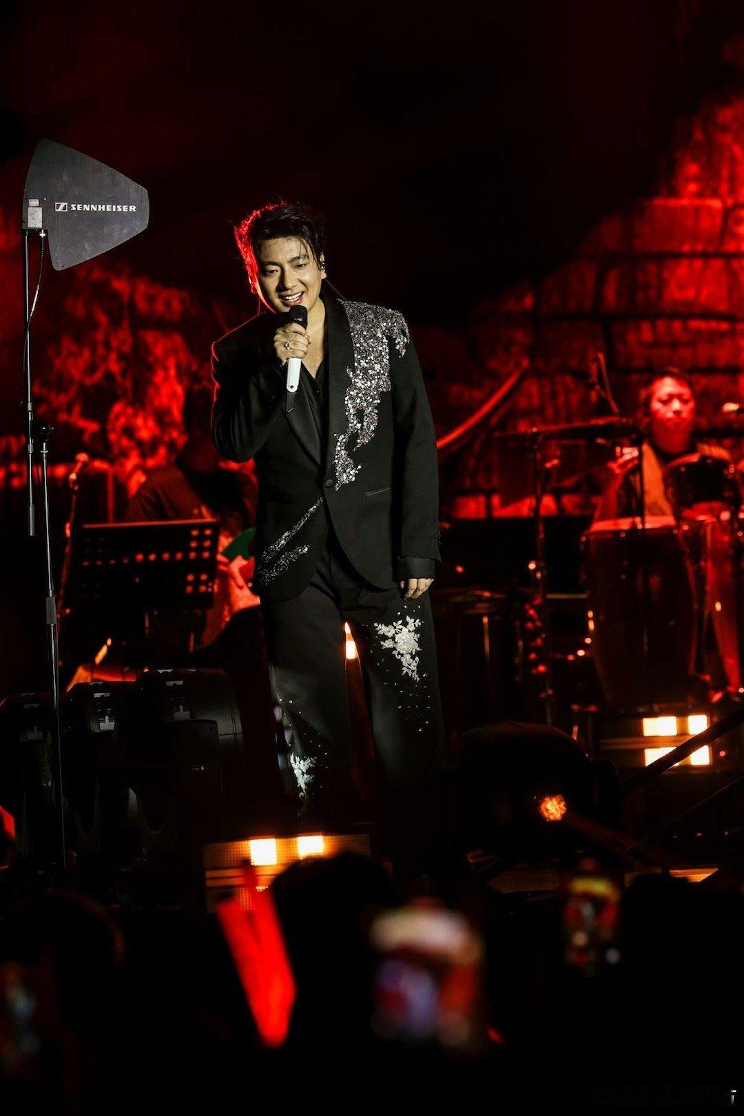 海来阿木深圳演唱会处处吻海来阿木深圳现场真的好浪漫啊！《三生三幸》旋律里不同年纪