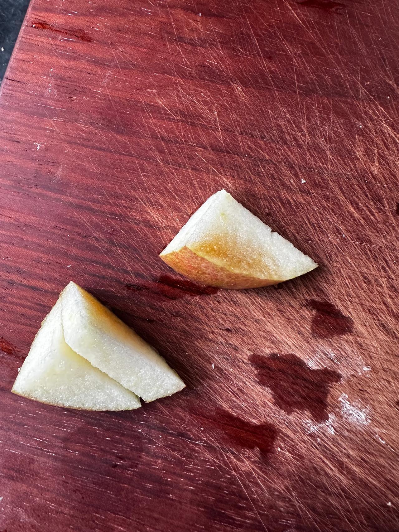 木桌藏香果，微风拂面来。
