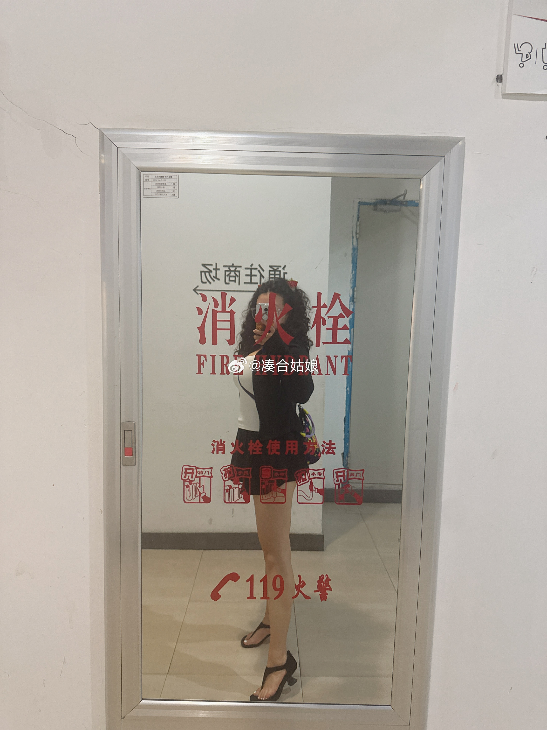 吃新生活新开那个零食店卖的鸡翅尖，辣的胃生疼，在缓解疼痛的牛奶和酸奶之间，我选择