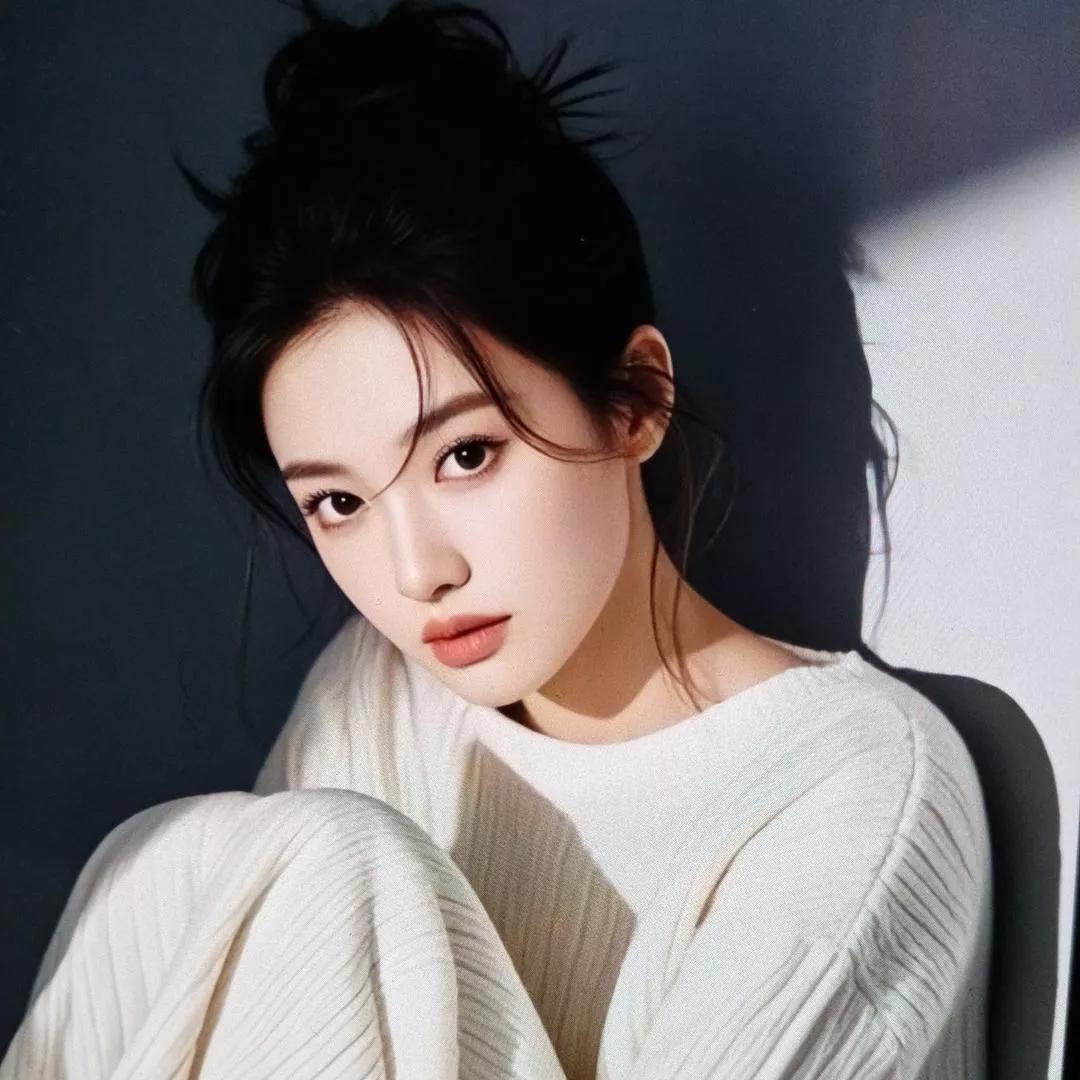 沉静的气质，温柔的眼神，散发着优雅与宁静。温柔高贵的女性 让岁月优雅静好 温婉气