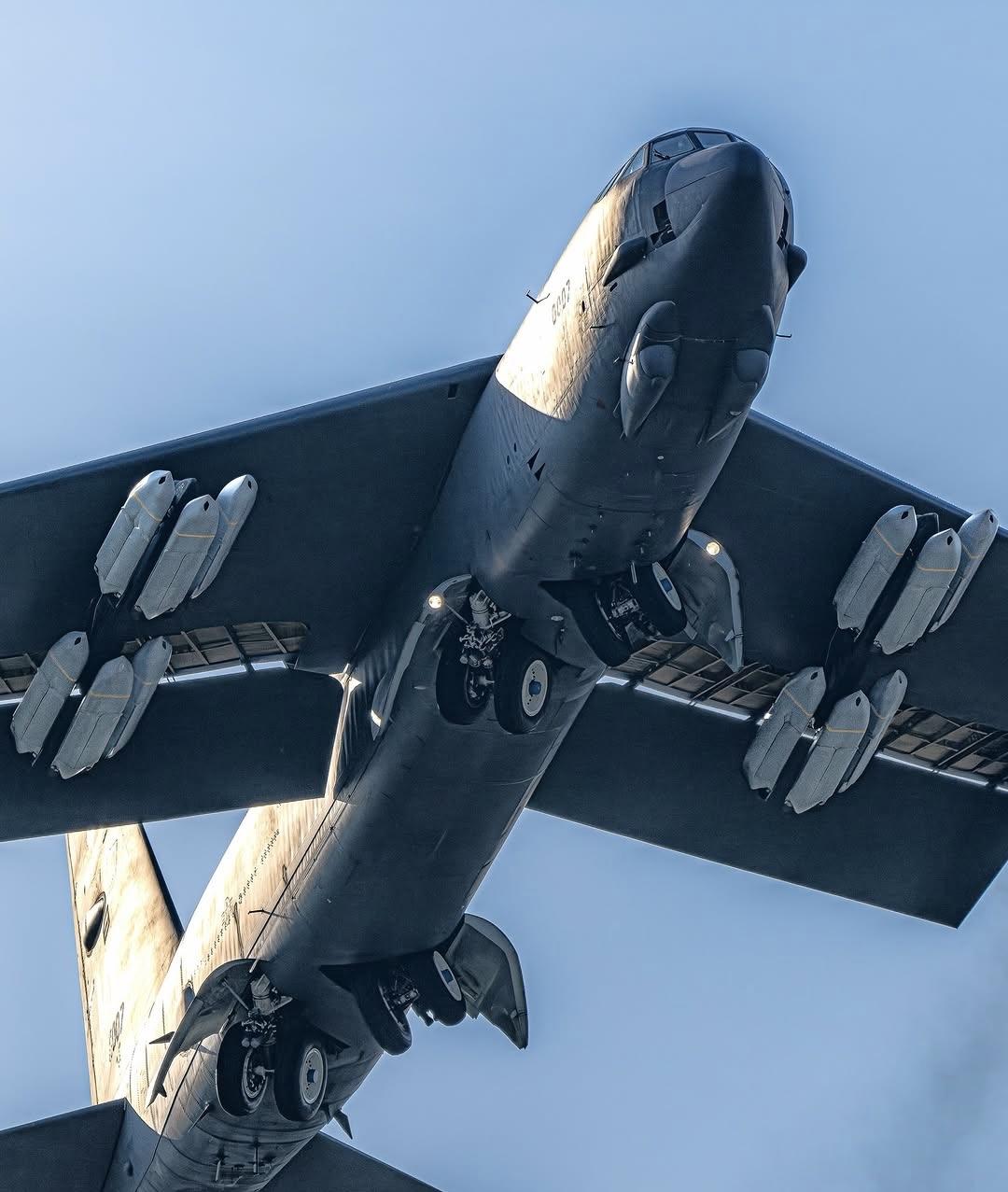 老登轰炸机又去扔防区外弹药