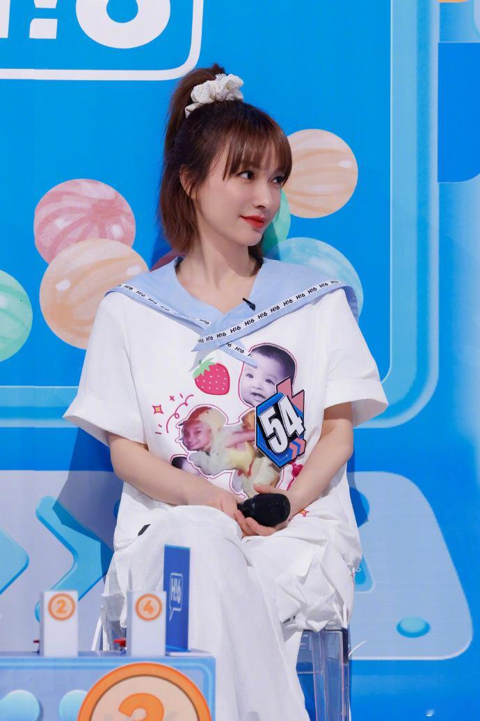 #吴昕王俊凯综艺再相聚# 王俊凯上《你好星期六》宣传新电影《野孩子》遇到吴昕，这