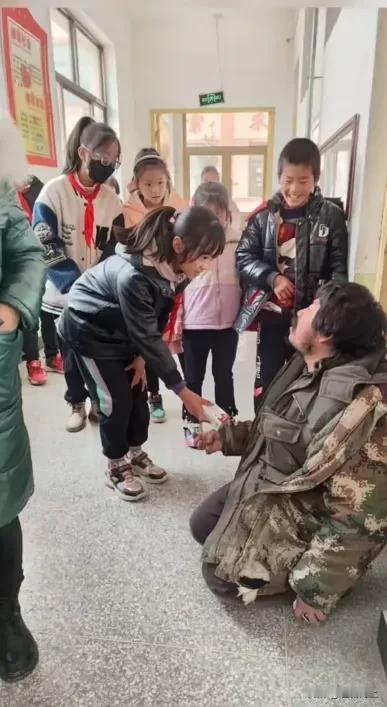那个善良孩子走了
网友都不敢相信
有人才刚刚刷到她的视频
都以为就这样向前走
她