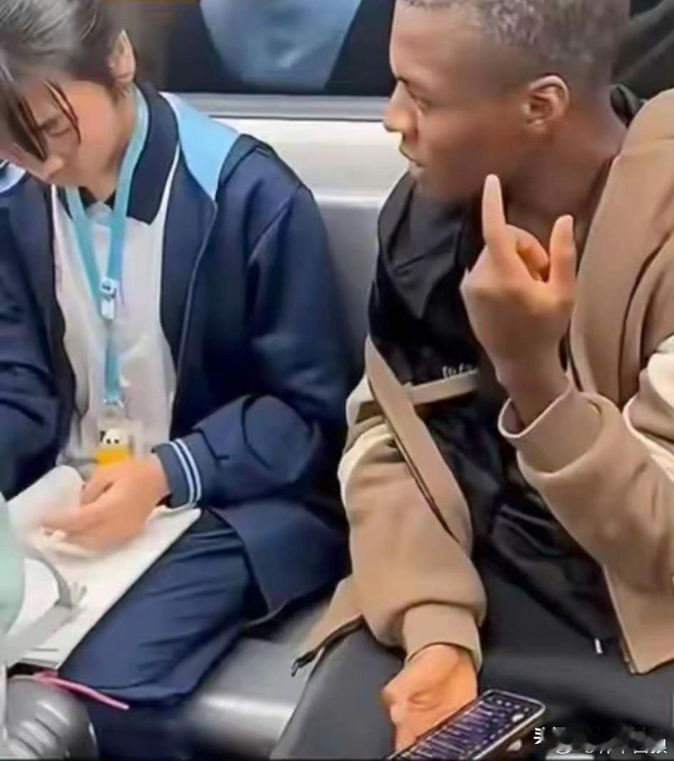 听说这是国内某地地铁里面！
一个女孩坐在那里看书，看这穿着打扮应该是高中生或者是