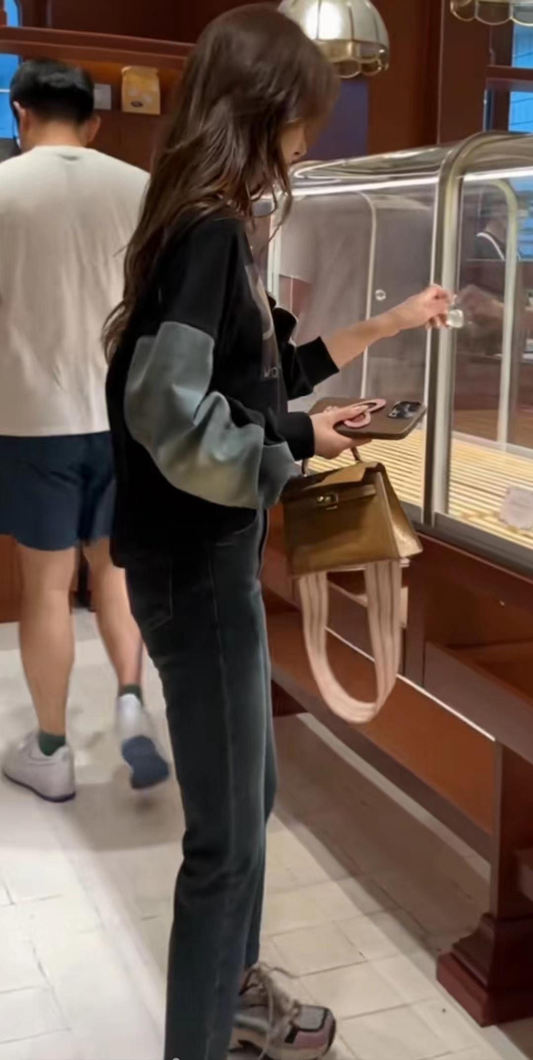 终于是醒悟了，苹果就是披着科技外衣的奢侈品！如果拿科技来解释苹果目前的现象，是解