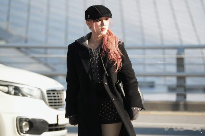 宋雨琦黑色大衣造型  宋雨琦粉发斜边低马尾超美的呀，搭配了黑色的大衣造型，真的是