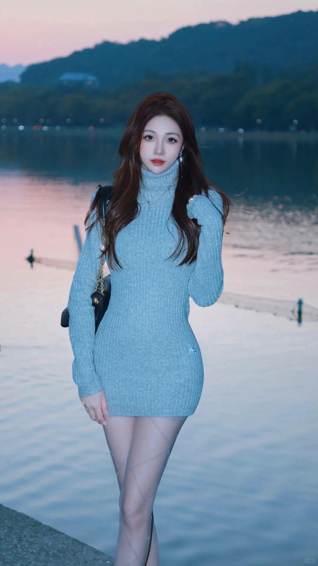 湖畔漫步，浅蓝色毛衣搭配网袜，优雅迷人！女生拥有一双长腿是什么感觉?