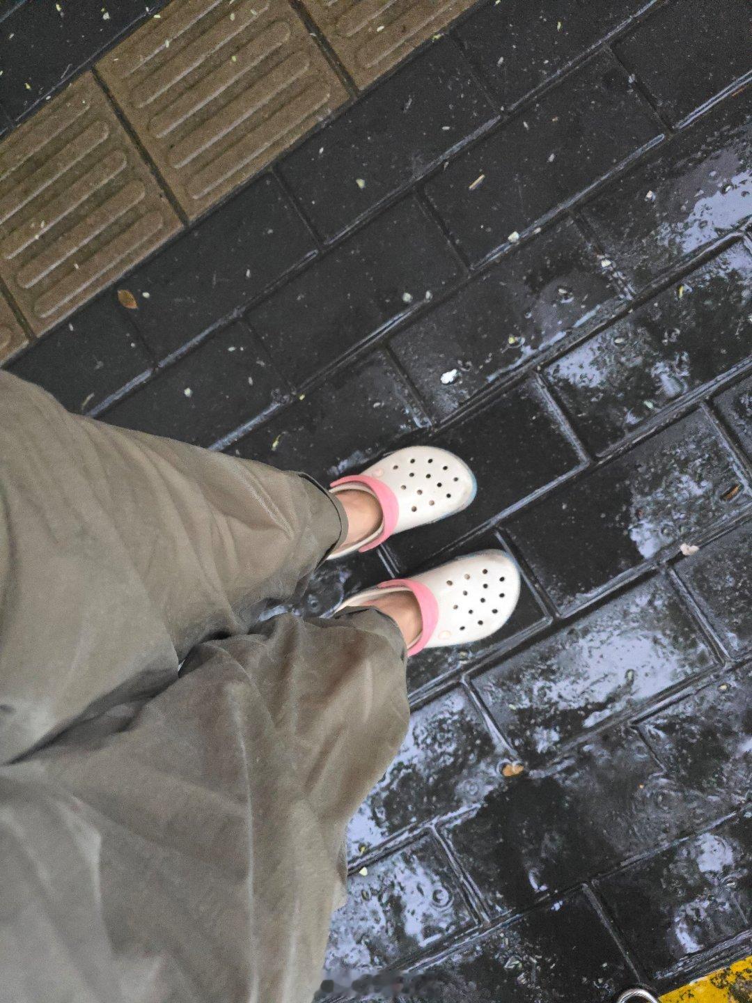 挣多少啊 这大暴雨天还上班