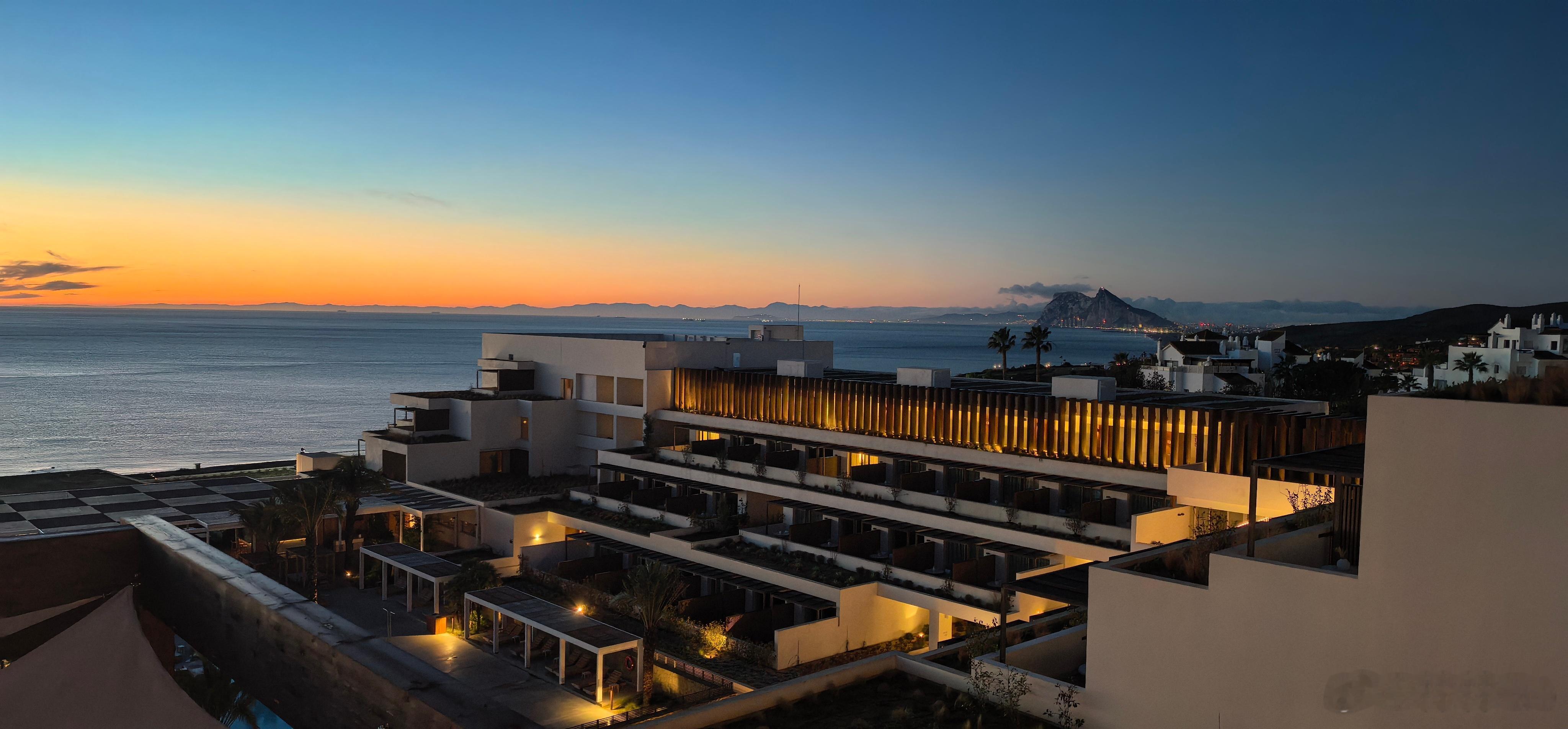 直布罗陀的日出。右侧凸起的小山是直布罗陀的标志性地标，地理课本具象化了。 