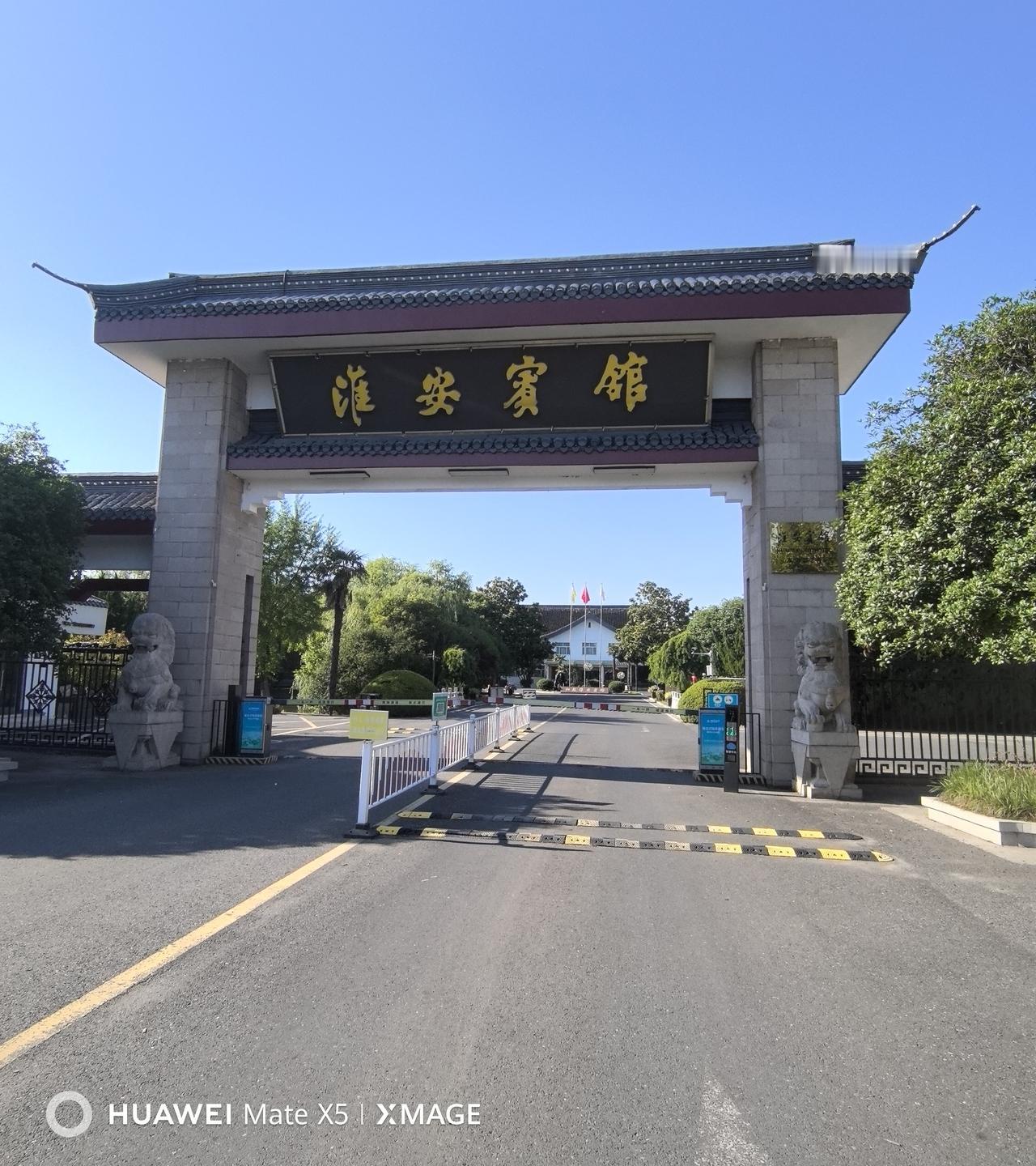 出行订酒店，我总结了六条实用原则：
一是优先选交通便利、有公交直达的房源；
二是