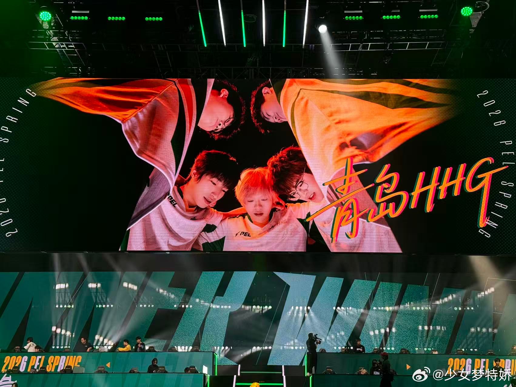 HHG周决吃鸡周决战场火力全开，HHG顶住压力成功吃鸡！每一波配合都精准到位，这