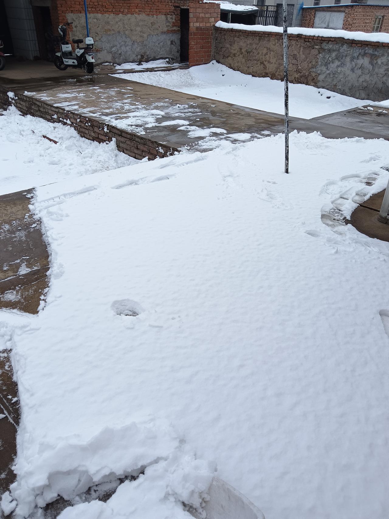 三月雪景，静谧的街道，银装素裹，宛如童话世界。下班回来除自家院子的雪呢，累并快乐