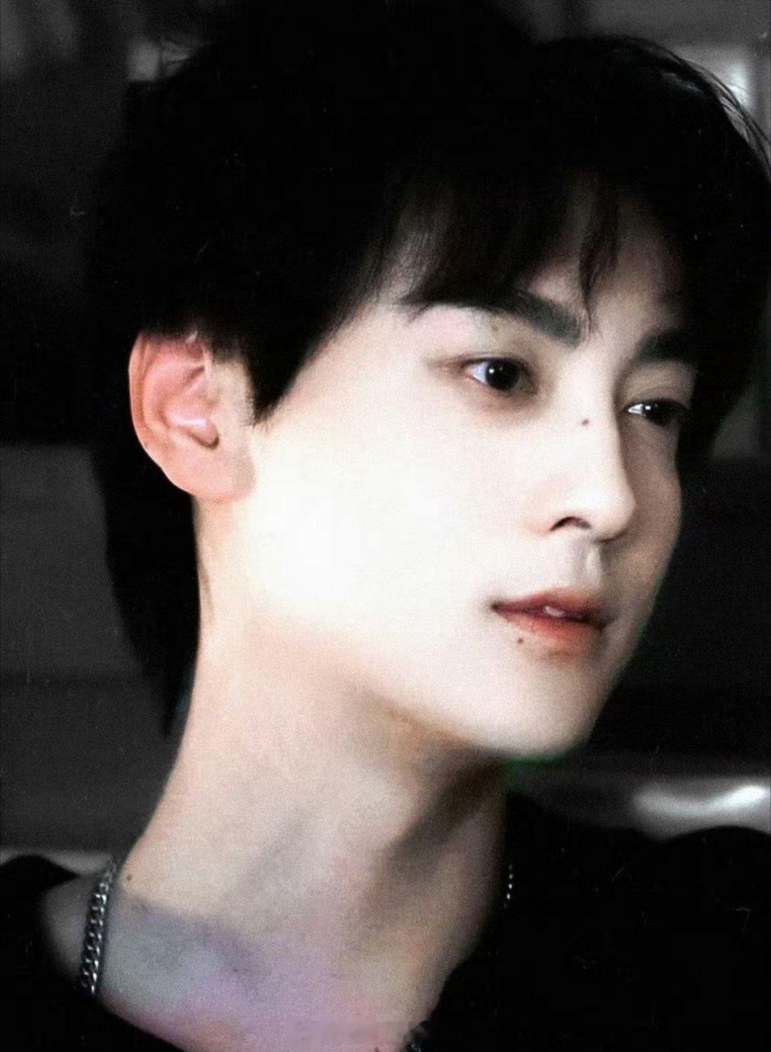 嗯？章子怡关注了田栩宁工作室，这是要合作还是纯追星啊？ 