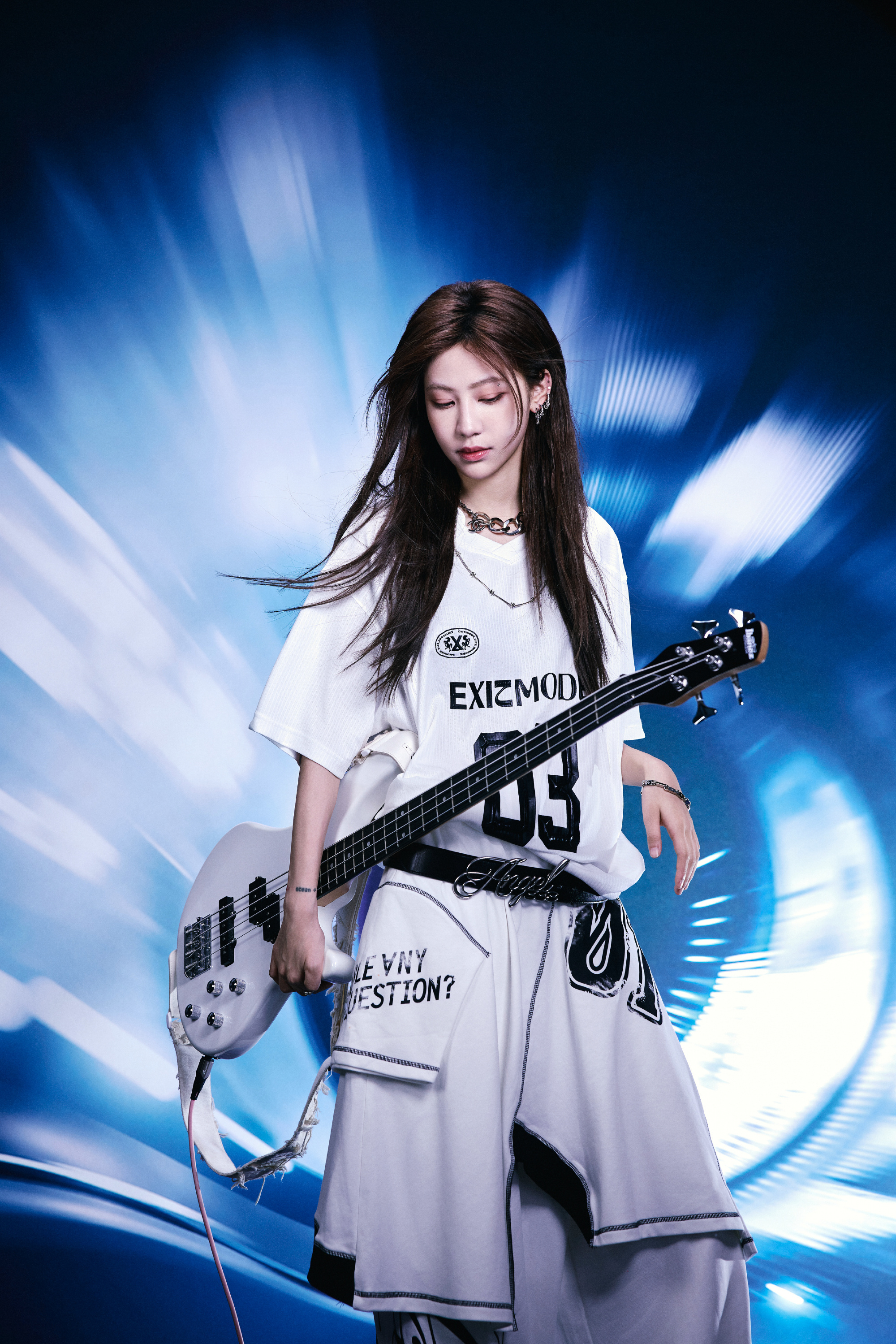 袁一琦贝斯手造型袁一琦街头风舞台造型白调球衣裹着松弛感，贝斯一背自带摇滚buff