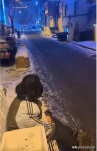 今天这个视频，是我哭着写完文案的。
我看了一个视频，是新疆一位维吾尔族外卖小哥阿