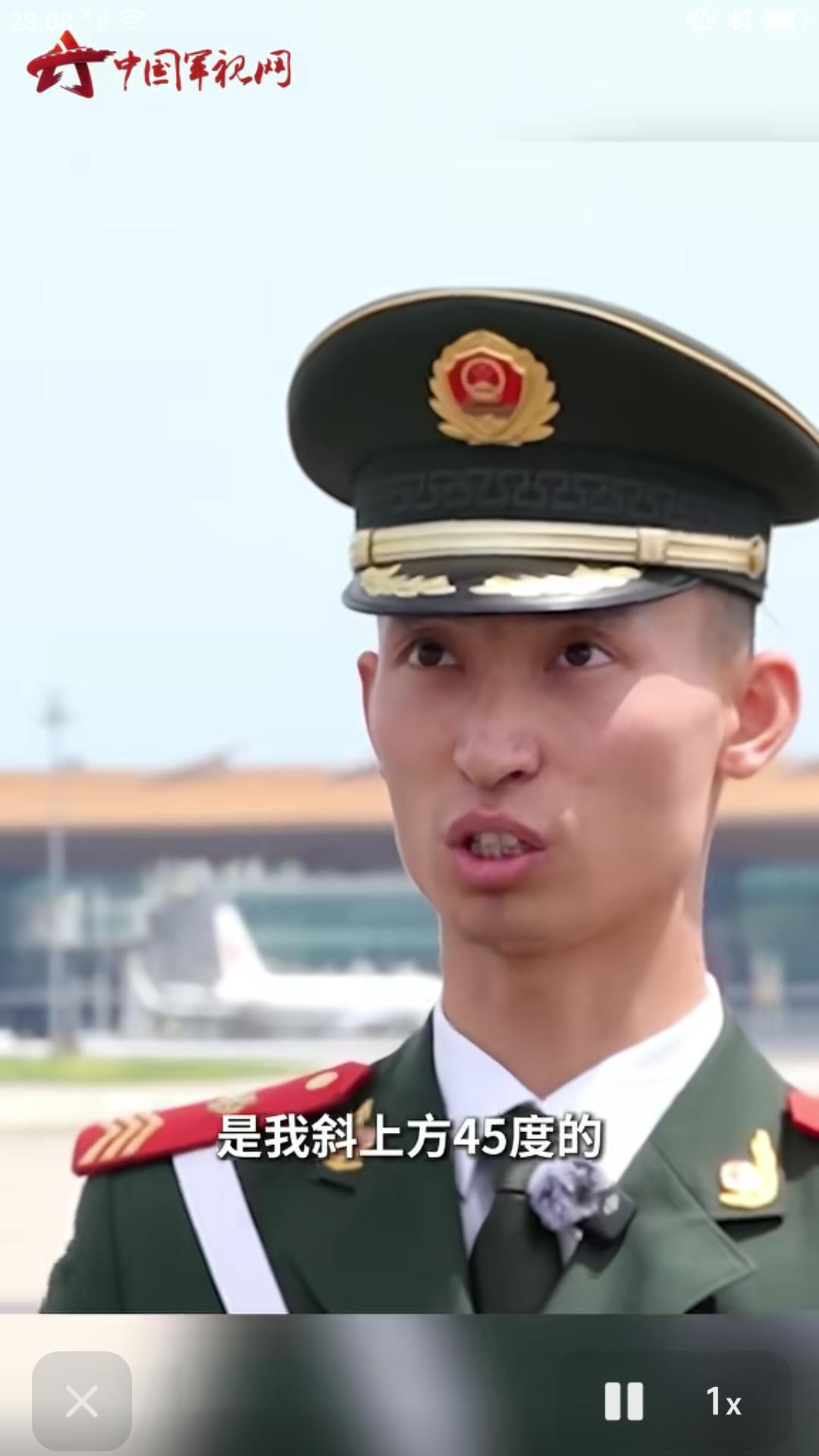 【找到了，原来站在特朗普专机前面的战士是他。】前不久特朗普乘坐空军一号访华，在专