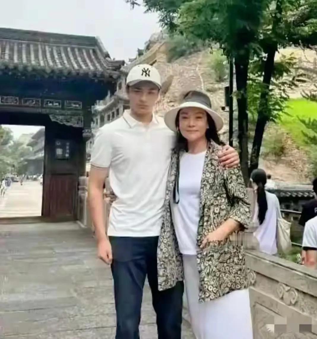 61岁的史可和儿子在山西大同旅行的画面太养眼了！她儿子高大帅气，母子俩在一起温馨