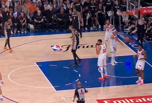 06月09日讯 NBA总决赛第三场，马刺对阵尼克斯的比赛正在进行中。第一节比赛中