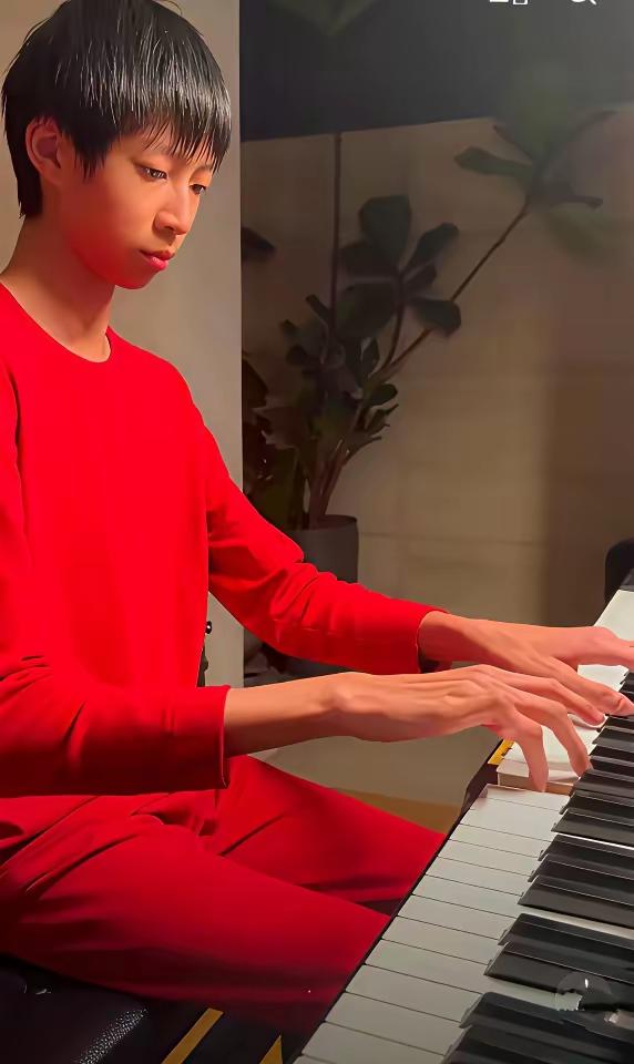 刷到姚晨儿子小土豆的照片，这孩子的手是真好看，又细又长，网友说“像为钢琴而生的”