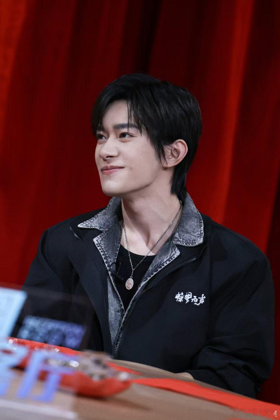 易烊千玺无声较量易烊千玺感谢国安干警易烊千玺感谢国安干警，