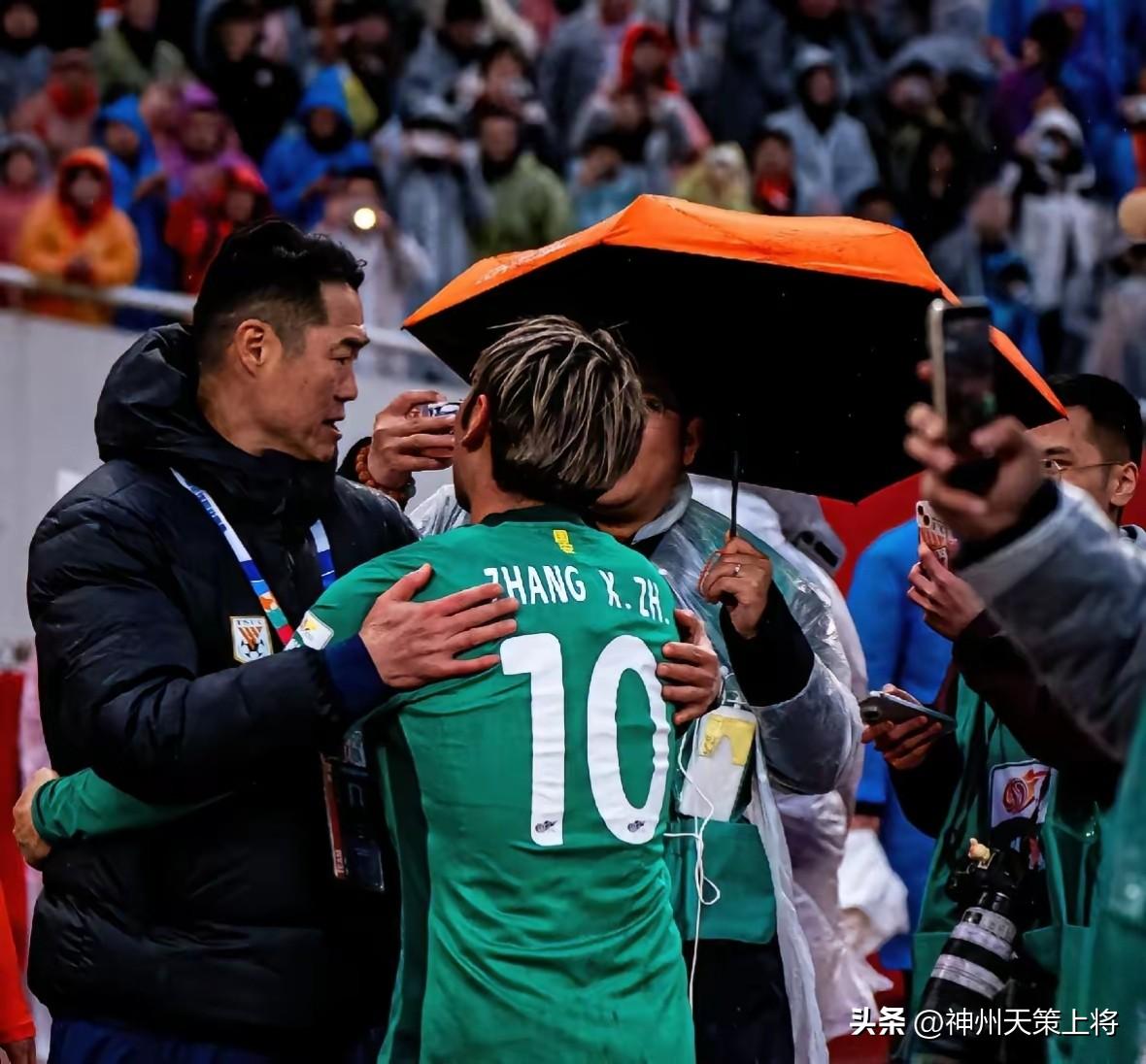 雨中师徒情，足球最暖的模样
 
中超次轮，一场泰山与国安的激烈对决落幕，雨里的这
