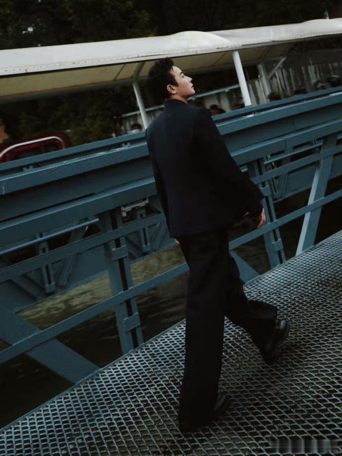 罗晋状态回春好久没见罗晋状态也太顶了！短发超利落还瘦了，181的身高脸小腿长，衣